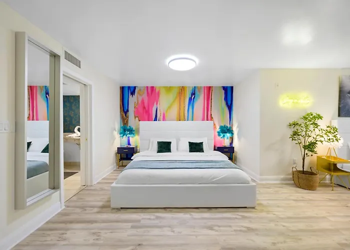 Apartments Ocean Drive s With Rooftop Pool, South Beach, Miami
