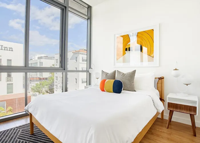 Hotel near College: Sonder 17West