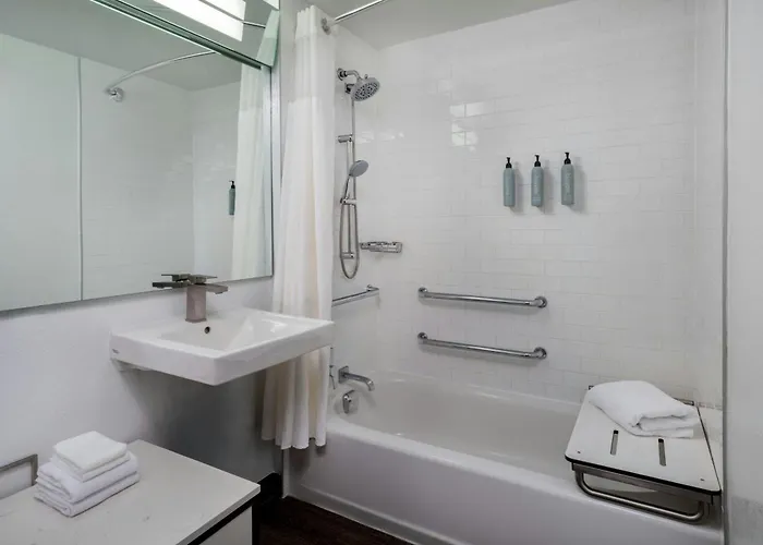 Courtyard Miami Beach South Beach